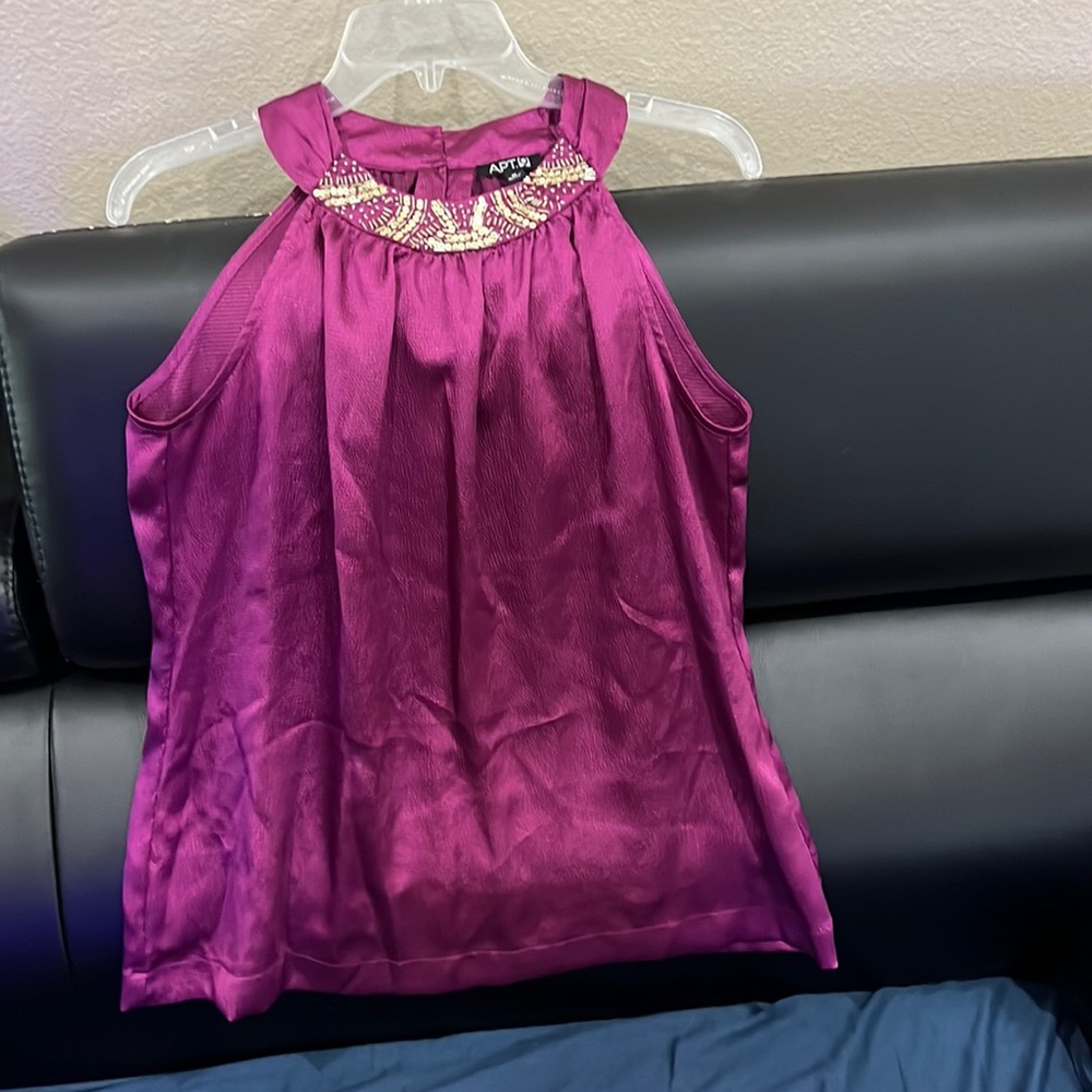 Versatile sleeveless shirt